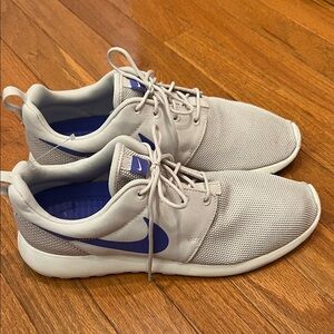 Nike Men's Light Gray and Blue Athletic Shoes